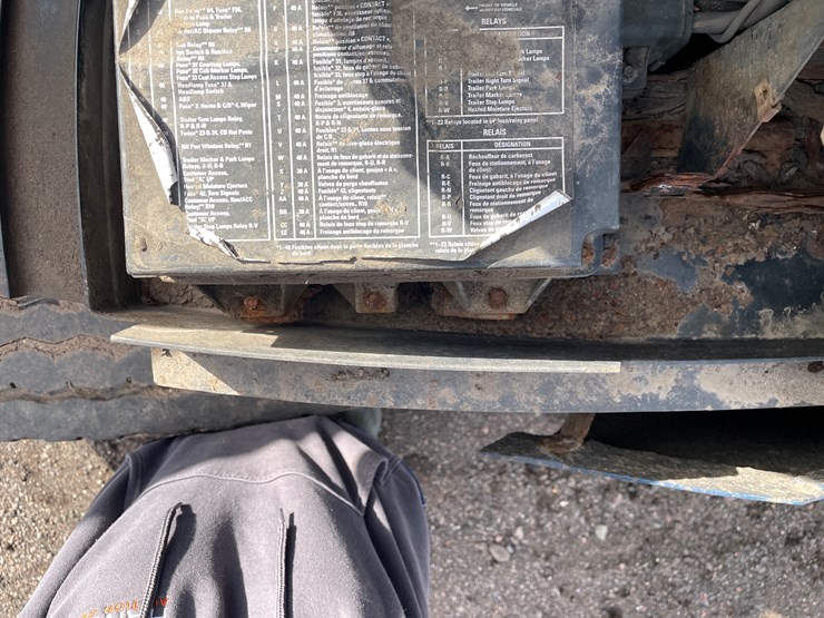 #242-•-2000-sterling-truck-tractor-(has-mn-title)-(mora,-mn)-image-18