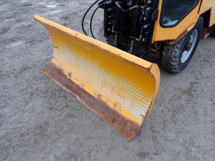 2004-trackless-rmt5t-series-v-4x4-sidewalk-tractor-image-22