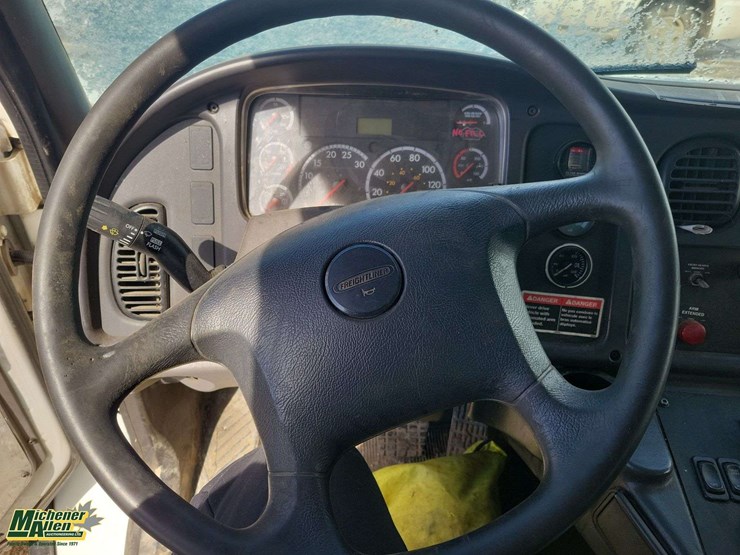 2015-freightliner-m2-106-image-15