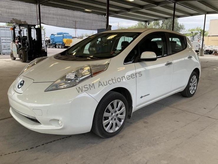 2015-nissan-leaf-s-hatchback-image-4