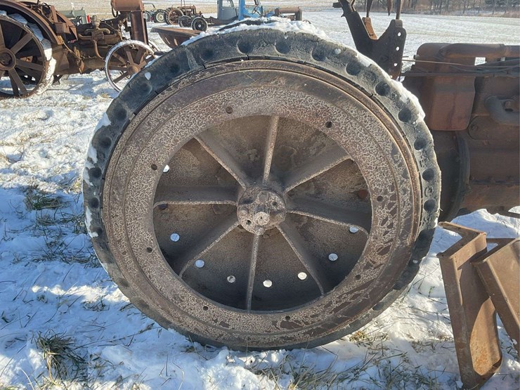 fordson-with-hard-rubber-tires-image-8