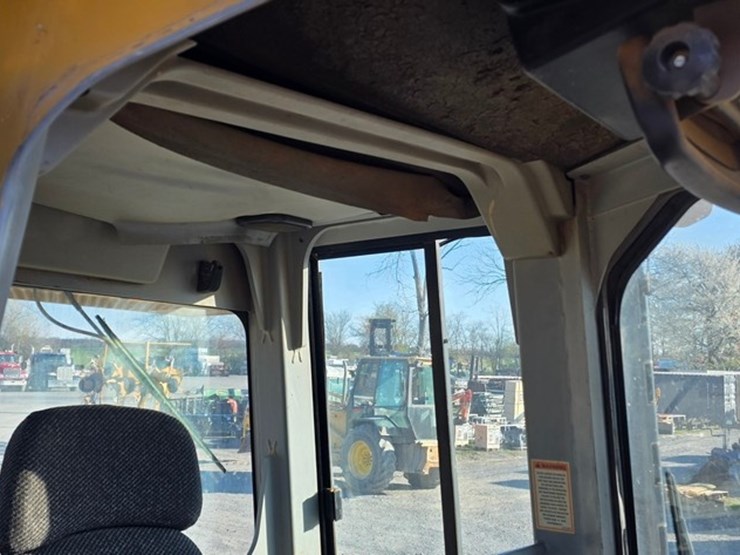 2005-caterpillar-d4g-xl-image-63