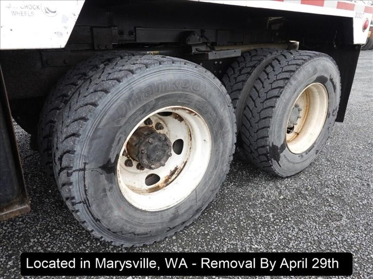 2011-peterbilt-348-image-23