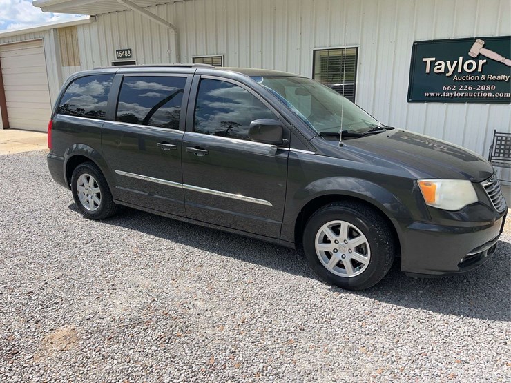 2012-chrysler-town-&-country-image-2