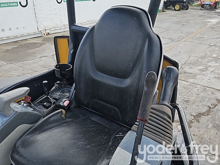2015-deere-27d-image-32