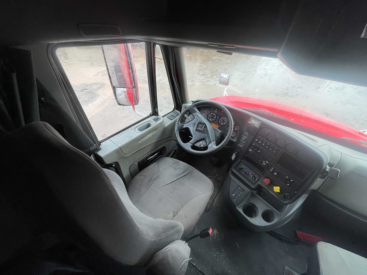 #234-•-2016-international-semi-tractor-(has-wi-title)-(denmark,-wi)-image-38