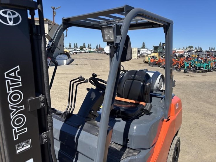 2017-toyota-8fgu30-image-16