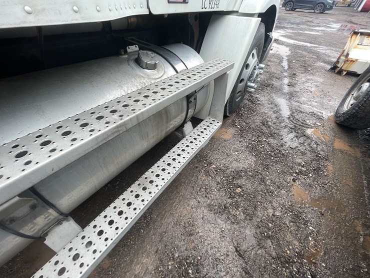 #238-•-2007-freightliner-semi-tractor-(title-in-delay)-(denmark,-wi)-image-39