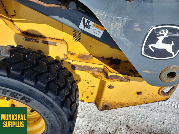 2015-deere-326e-image-30