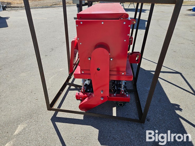 2025-massey-ferguson-730-image-4