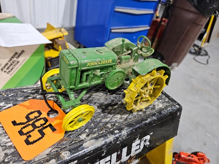 #985-•-john-deere-1/16-die-cast-toy-tractor-image-1