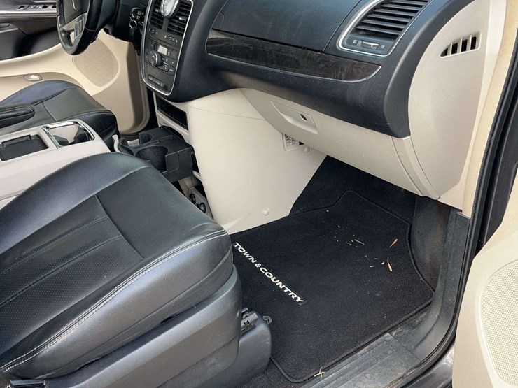 2012-chrysler-town-&-country-image-22