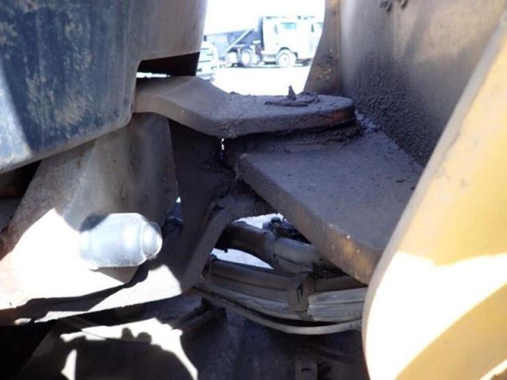 2014-deere-324j-image-44