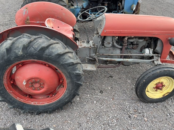 #3051-•-furguson-tractor-image-6