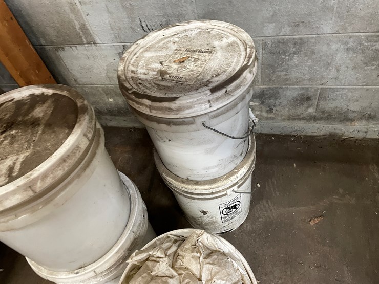 #2553-•-(4)-5-gallon-buckets-(columbia-heights,-mn)-image-8