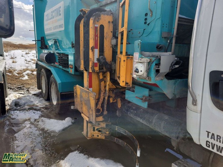 2015-freightliner-m2-106-image-26