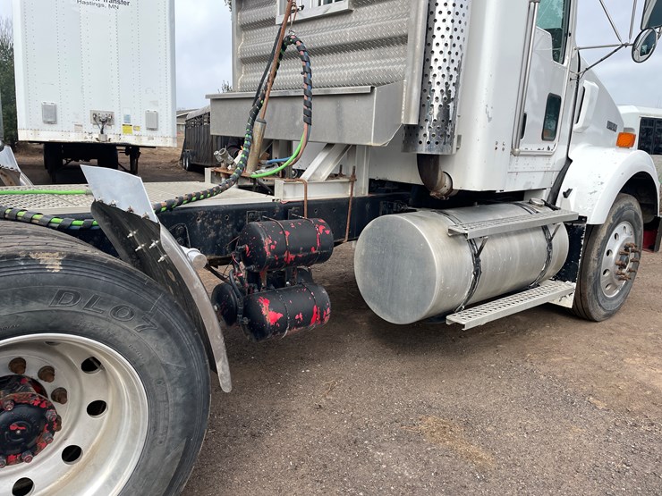 #240-•-2005-kenworth-truck-tractor-(has-mn-title)-(mora,-mn)-image-7