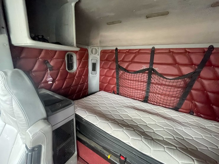 #238-•-2007-freightliner-semi-tractor-(title-in-delay)-(denmark,-wi)-image-47