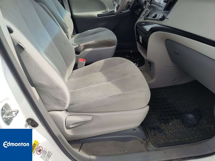 2013-toyota-sienna-image-13