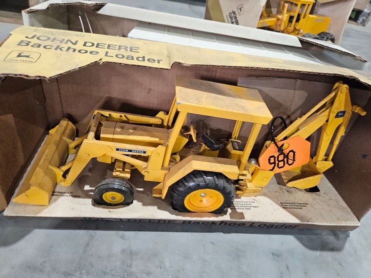 #980-•-john-deere-backhoe-loader-1/16-die-cast-toy-image-3