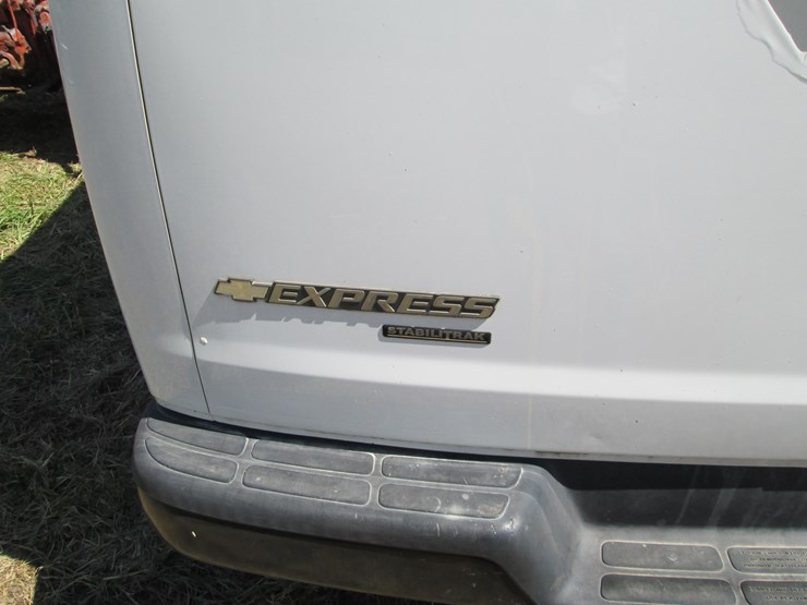 2012-chevrolet-express-g1500-image-6