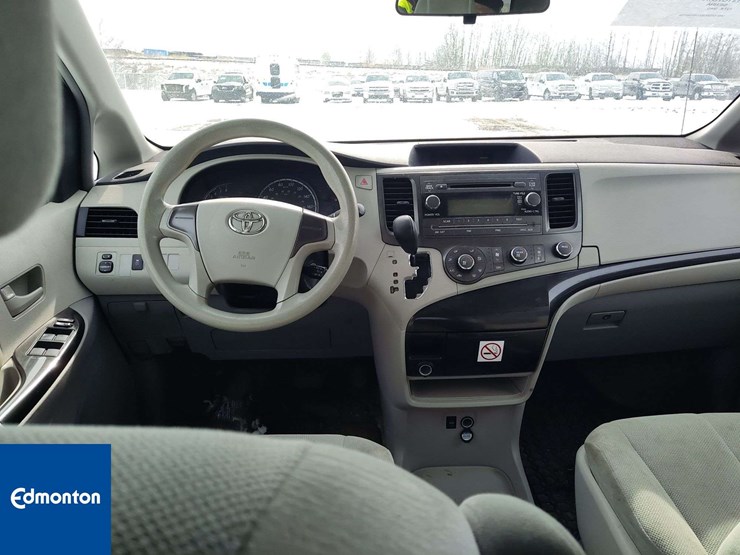 2013-toyota-sienna-image-14