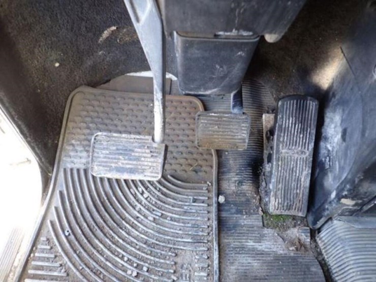 2001-freightliner-fld112-image-14