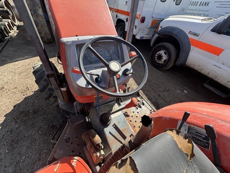 2005-kubota-m8200-image-7