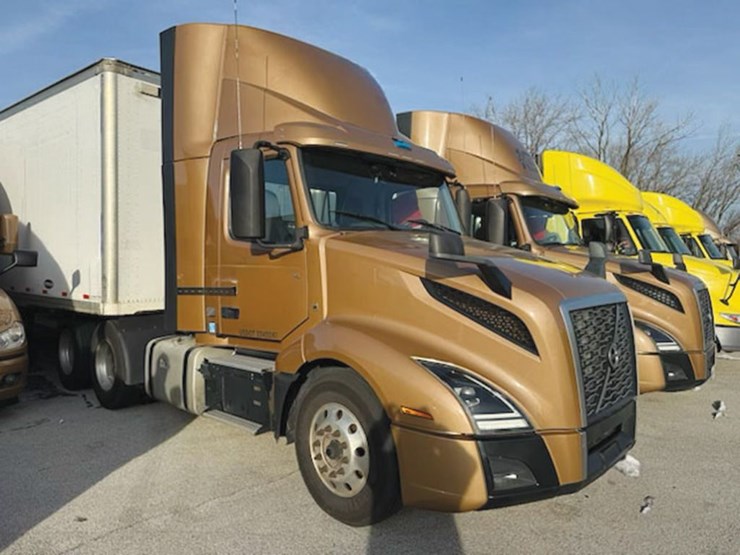 2022-volvo-vnl300-image-1