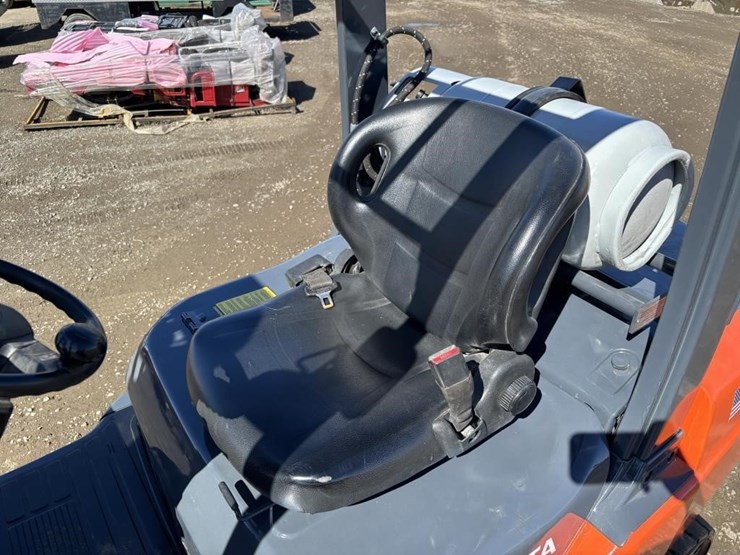 2017-toyota-8fgu30-image-17