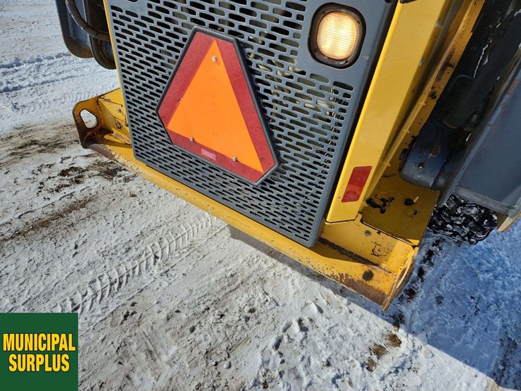 2015-deere-326e-image-29