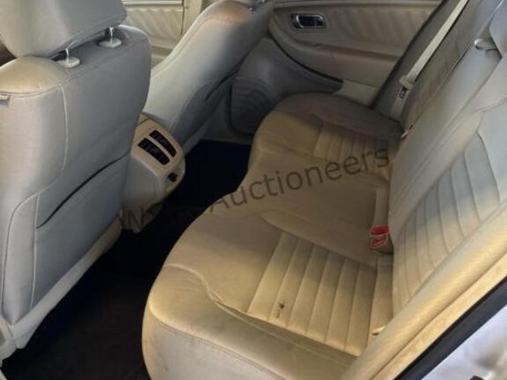 2013-ford-taurus-sdn-image-22