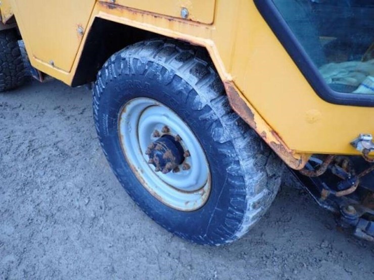 2004-trackless-rmt5t-series-v-4x4-sidewalk-tractor-image-49