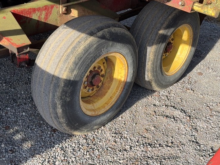 new-holland-1033-image-7