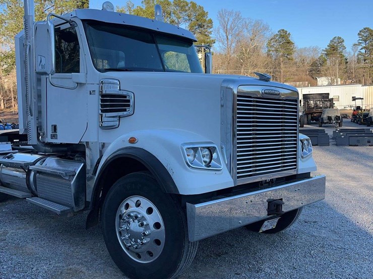 2015-freightliner-122sd-image-18