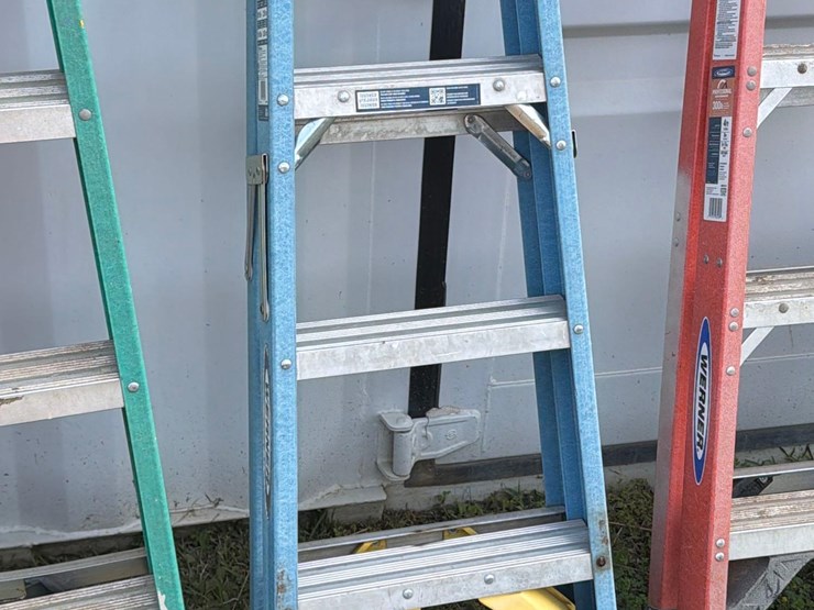 werner-4-fiberglass-ladder-image-1