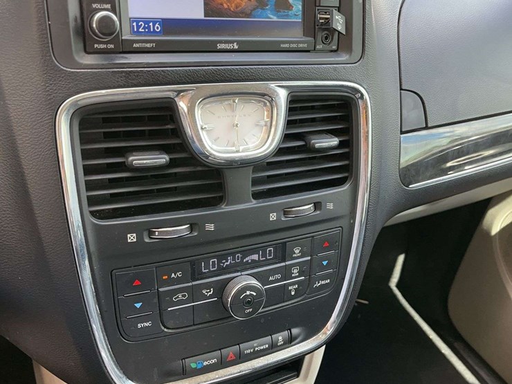 2012-chrysler-town-&-country-image-10