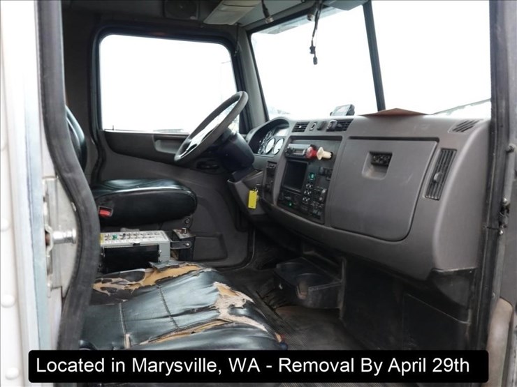 2011-peterbilt-348-image-25