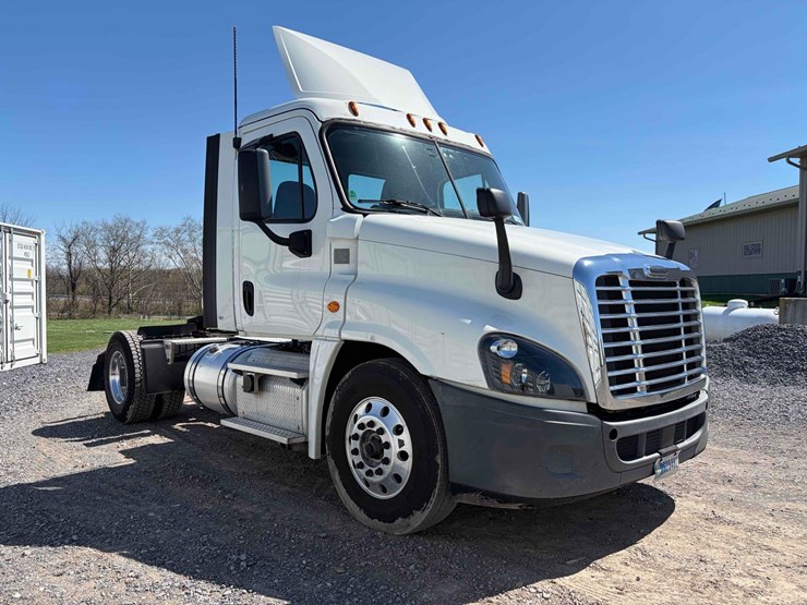 2018-freightliner-cascadia-single-axle-road-tractor-image-3