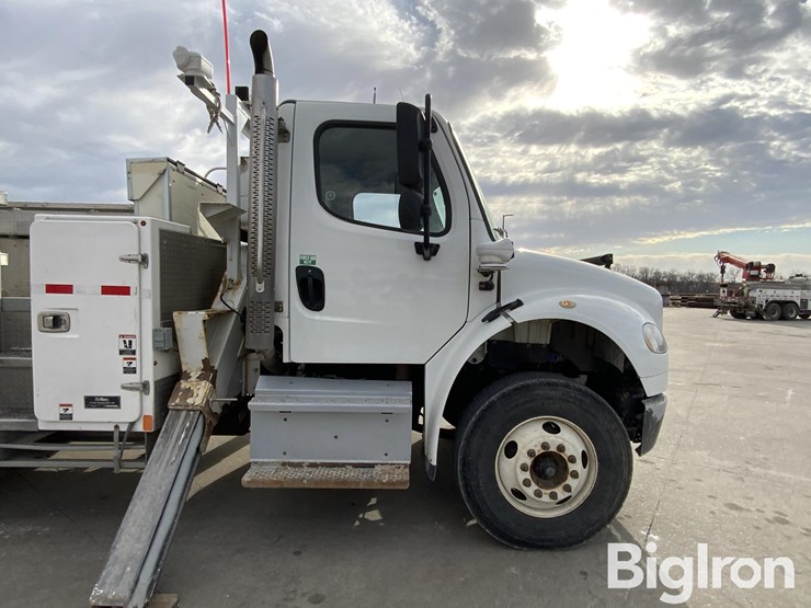 2015-freightliner-m2-106-image-19