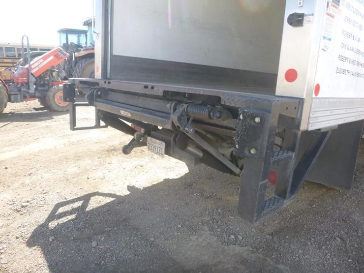 2016-isuzu-nqr-image-8