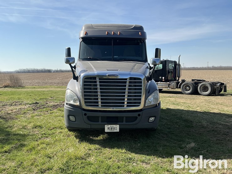 2016-freightliner-cascadia-125-image-2