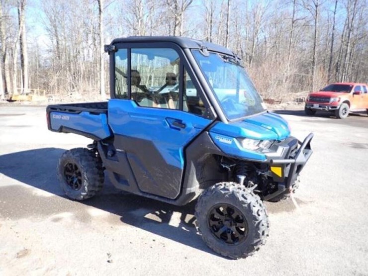 2022-can-am-defender-limited-hd10-4x4-side-by-side-image-3