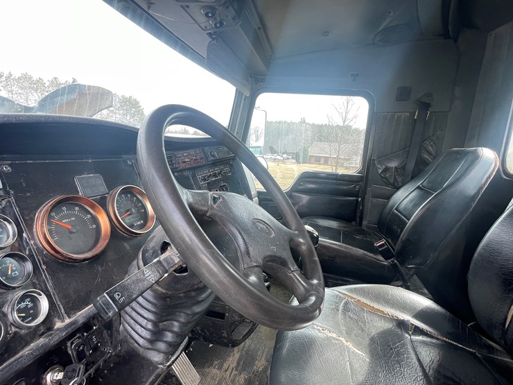 #240-•-2005-kenworth-truck-tractor-(has-mn-title)-(mora,-mn)-image-32
