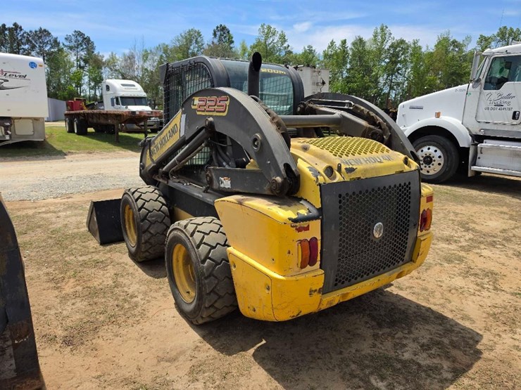 2012-new-holland-225-image-2