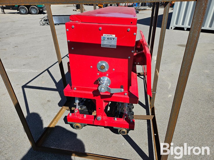 2025-massey-ferguson-730-image-8