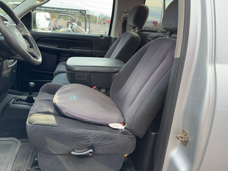 2004-dodge-3500-image-17