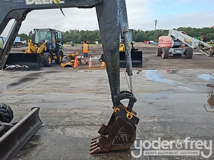 2015-deere-27d-image-17