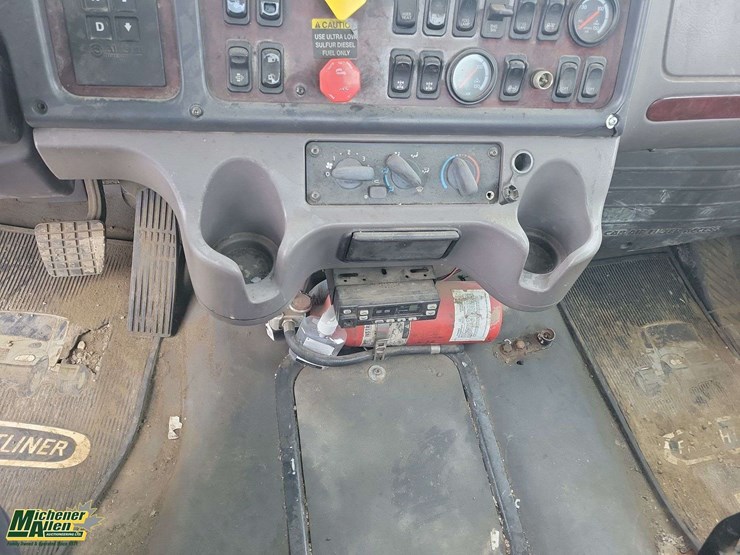 2008-freightliner-m2-106-image-16