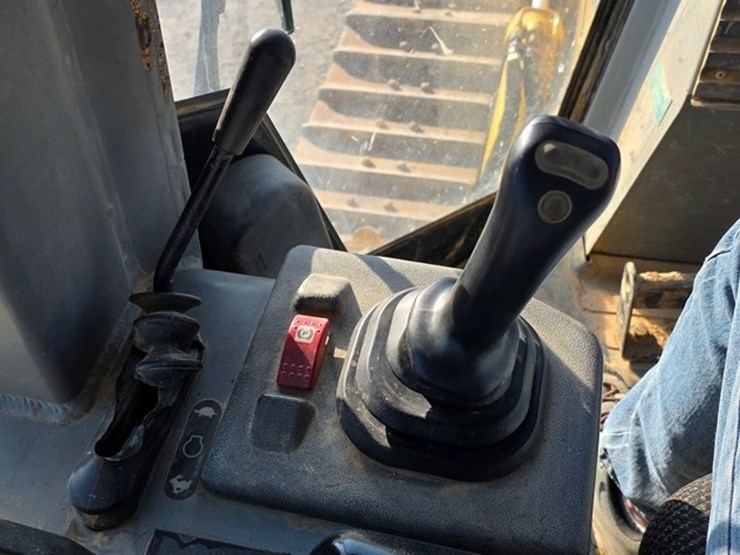 2005-caterpillar-d4g-xl-image-75